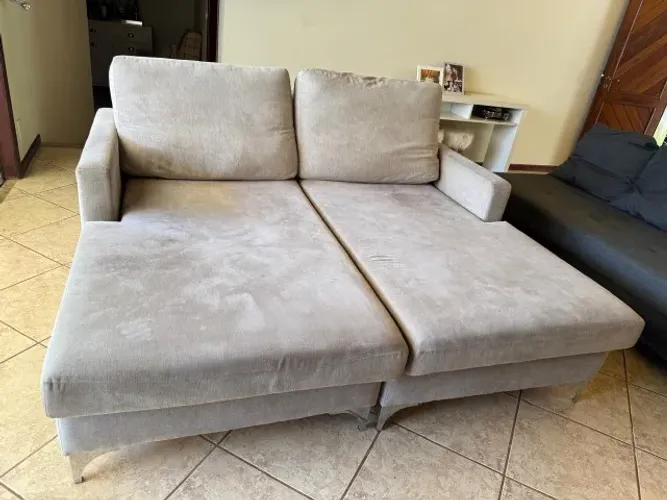 Sofá tipo Chaise ideal para home cinema. Cinza estofado elegante com almofadas 