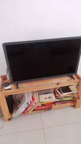 Televisão 32 polegadas com controle suporte na parede e pezinhos