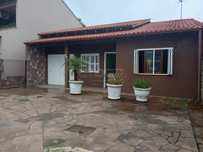 Casa 3 dormitórios e 2 vagas em localização privilegiada com pátio compartilhado.