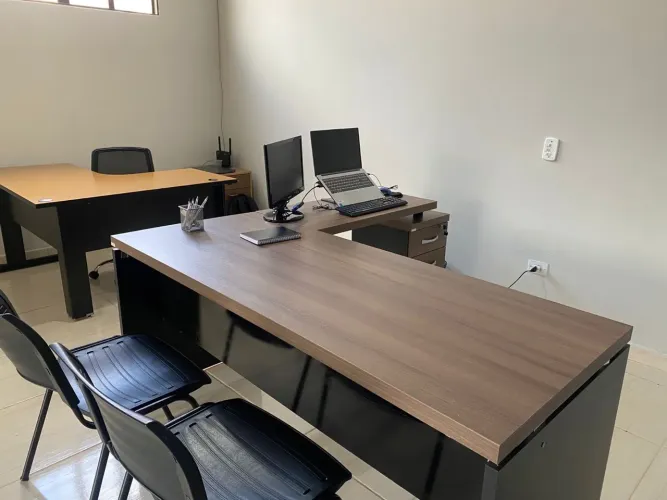 Vendo 2 mesas de escritório com 2 cadeiras 