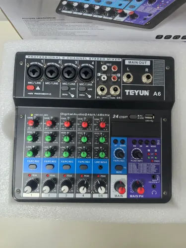 Vendo/troco Mesa de som nova de 6 canais com Bluetooth 