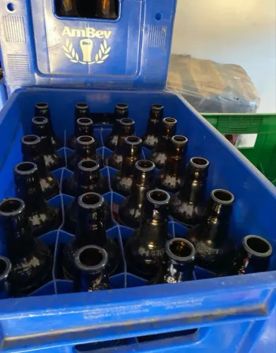 Caixa de litrinhos Ambev. Litrinhos e caixa.