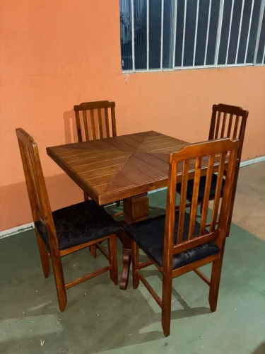 Mesa 4 cadeiras de madeira 