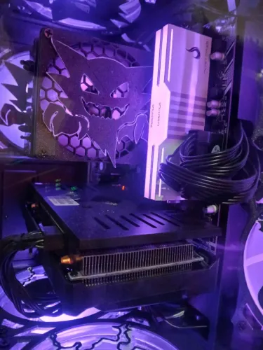 Placa de Vídeo AMD Radeon RX 580 8GB 2048SP GDDR5 Veineda - Menos de 1 ano de uso