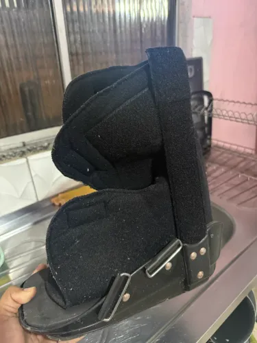 Vendo uma bota ortopédica tamanho M