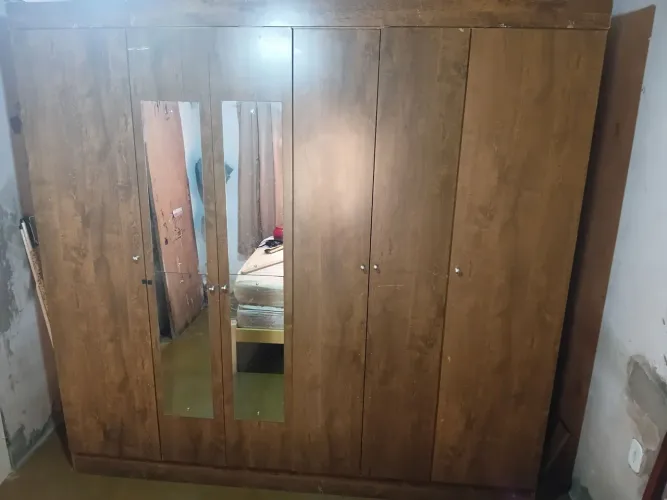 Vende-se guarda-roupa de casal 6 portas com pequenas marcas de uso