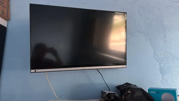 Tv aoc 32 não é smart e tá com um problema no alto falante  acompanha o controle.