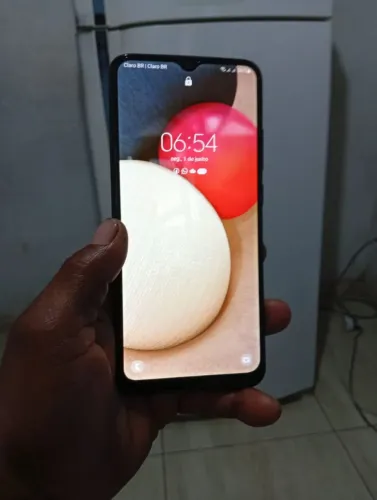 Um celular Samsung A02s todo original