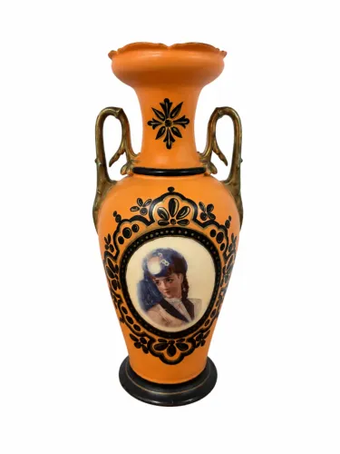 Vaso Antigo Decorativo com Alças e Retrato Feminino - Peça Vintage de Destaque
