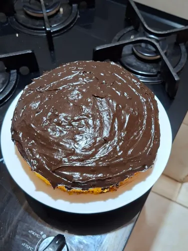 Bolo Caseiro de Cenoura c/ Brigadeiro e Chocolate Artesanal (Sob Encomenda)