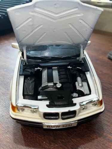 BMW 325i 1:18 - miniatura 