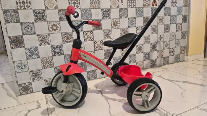 Triciclo infantil Cosco Triccy seminovo com empurrador