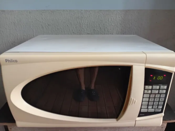 Microondas philco 30l, funcionando certinho , com marcas de uso externas, 127volts