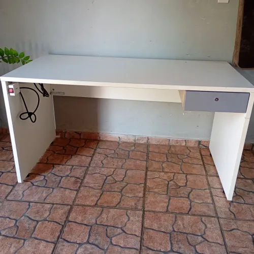 Mesa computador reforçada com gaveta e cabo di energia