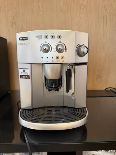 Cafeteira Espressa Delonghi ESAM4000. 220v