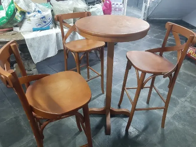 Bistrô  com três cadeiras 