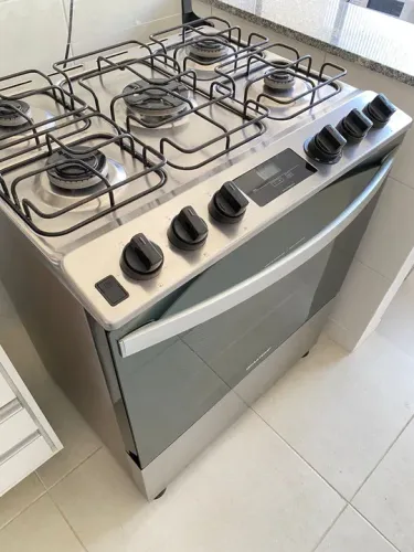 Fogão Brastemp 5 bocas cor inox, com turbo chama e timer touch