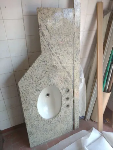Pia de granito de banheiro em ótimo estado