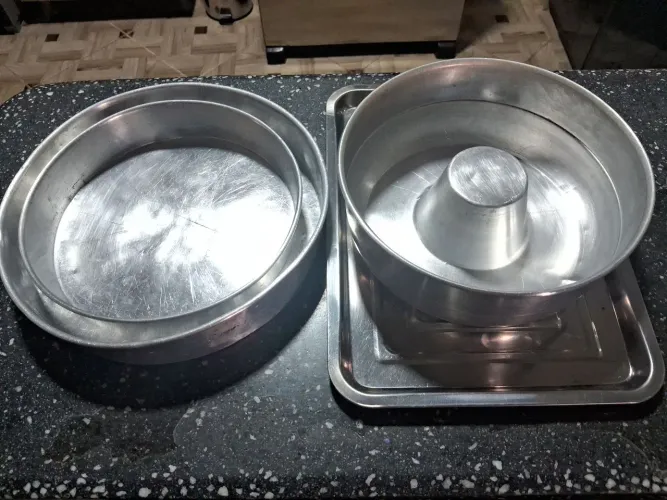 Vendo formas assadeiras de alumínio redondas e bandeja de aço inox 