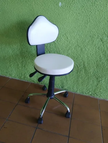 Cadeira mocho giratória no corvin branco 