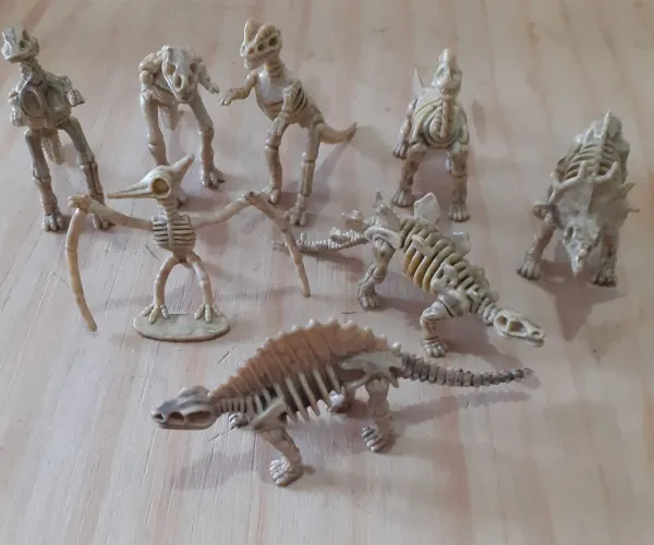 Coleção de Miniaturas de Esqueletos de Dinossauros antigo em perfeito estado (08 pecas)