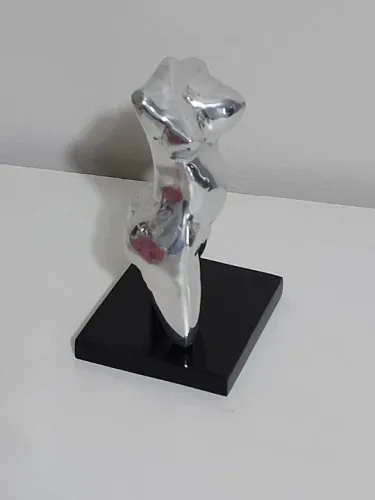 Pequena mulher em alumínio estilizada