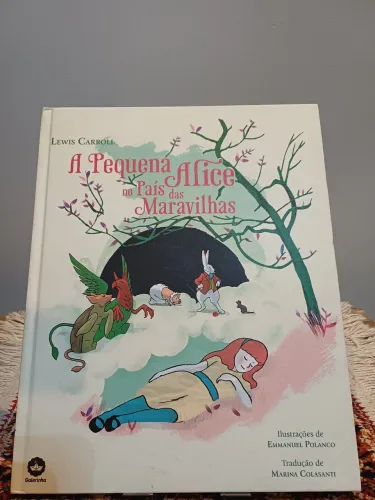 Livro grande A Pequena Alice no País das Maravilhas,  capa dura , edição de 2015.