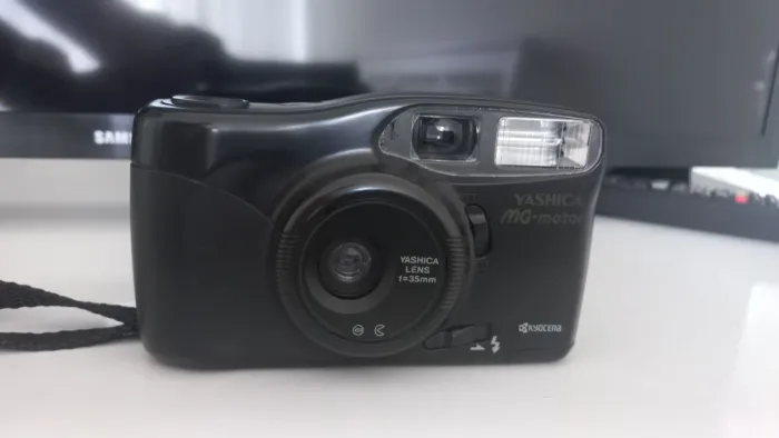 Câmera Yashica MG-motor 35mm