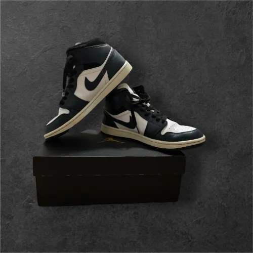 Air Jordan 1 mid armory navy (Azul e branco)