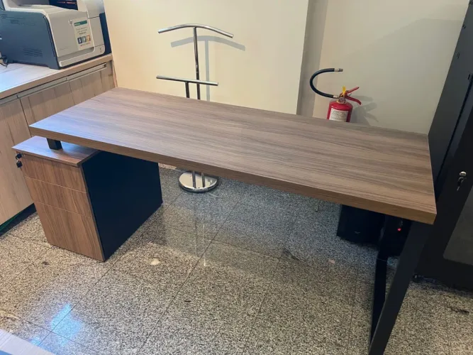 MESA COM ARMARIO INDUSTRIAL DE ESCRITORIO - MÓVEIS IKONMIXOFFICE 