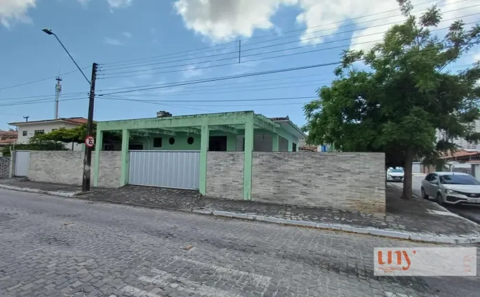 Casa com 5 quartos e piscina, super bem localizada no bairro dos Estados