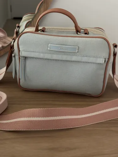 Bolsa Arezzo estruturada em tecido sintético e couro 