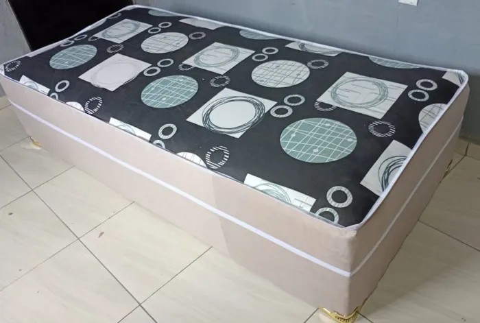 Cama de solteiro de mola