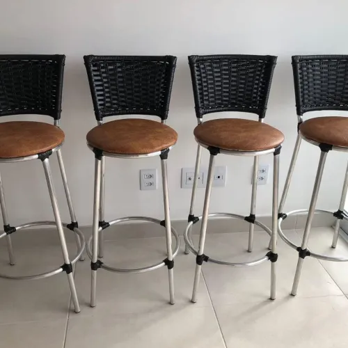 Banquetas Altas com Design Moderno.