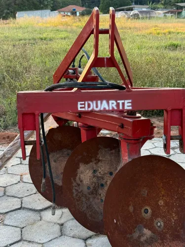 Vendo arado Santa Isabel , hidráulico , três discos e plataforma