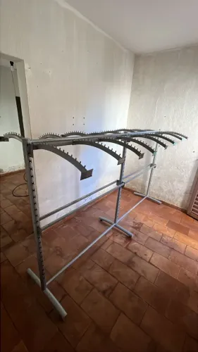 Arara de ferro com suporte - Pra sair rápido!