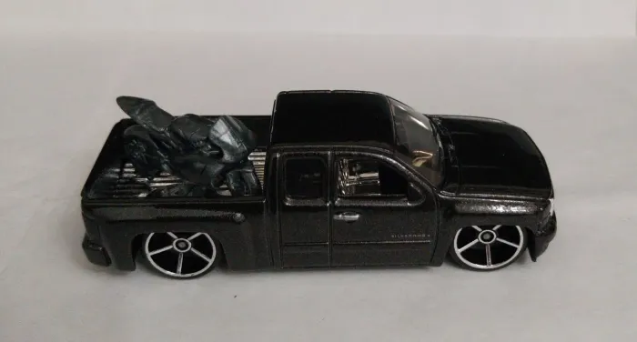 Miniatura de Caminhonete Chevrolet Silverado e Moto