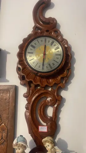 relógio de parede em madeira entalhada