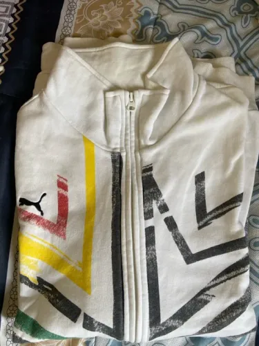 Jaqueta Puma branca com detalhes coloridos