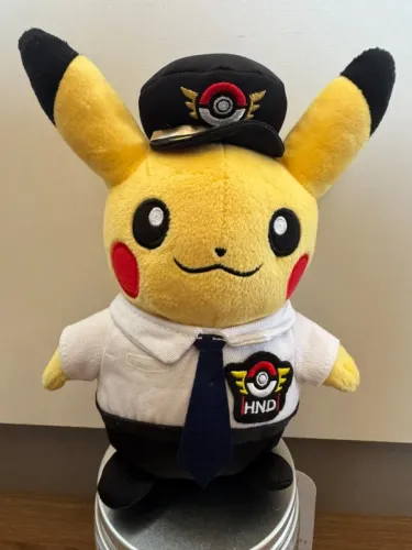 Pikachu Pelúcia - Edição Exclusiva Aeroporto Tóquio Haneda (HND)