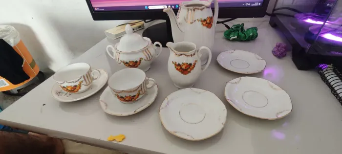 Bule de porcelana com detalhes florais