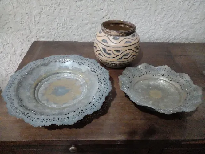 FRUTEIRAS ANTIGAS DE METAL RENDADO E VASO CERÂMICA DECORADO.