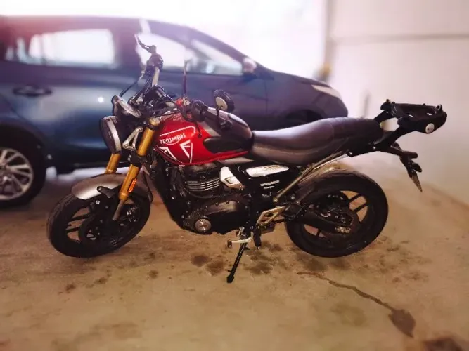 Triumph Speed 400 2025 com acessórios