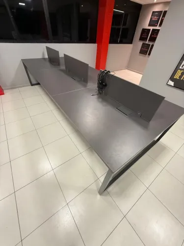 PLATAFORMA DE TRABALHO PARA 6 USUÁRIOS COM PÉS TRAVE EM AÇO.