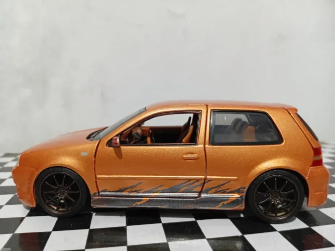 Miniatura Volkswagen Golf 1:24 maisto 
