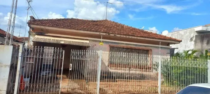 Casa à venda na Vila Harmonia, Araraquara: 3 dormitórios e amplo quintal!