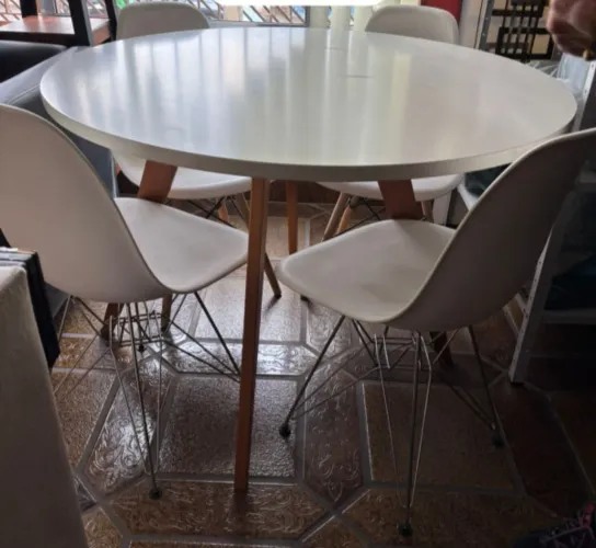 Mesa de Jantar Redonda Tok Stok com 4 Cadeiras 