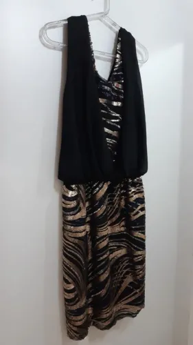 Vestido crepe preto com detalhes brilho
