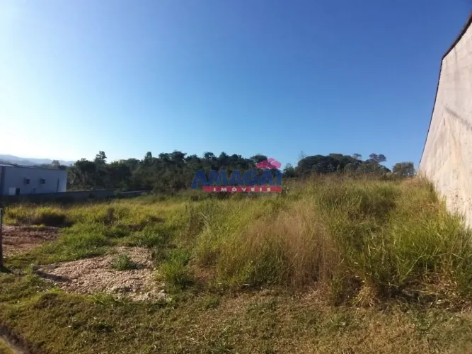 Terreno a Venda no Condomínio Lago Dourado - Lote de 2.117m² e Área Verde