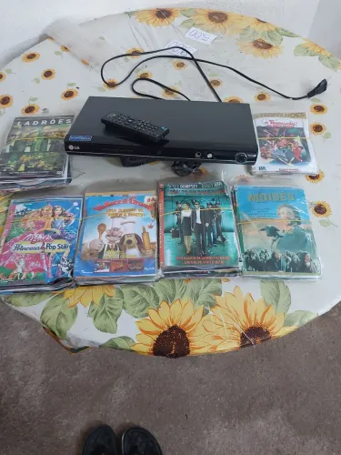 Aparelho de DVD e 100 CD de filmes de ação e infantil e bíblico e comédia